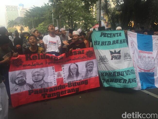 Aksi Kawal MK, Massa Ini Nyanyi Minta Habib Bahar Dibebaskan