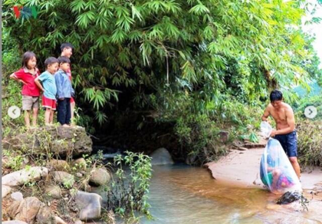 Viral Ojek Plastik Nilon Yang Menyebrangkan Anak ke Sekolah Lewat Sungai Deras
