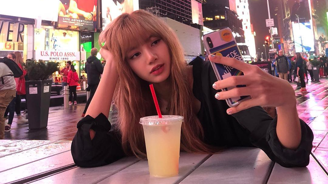 Kenapa Cewek Suka Banget Selfie? Mungkin Ini Alasannya!