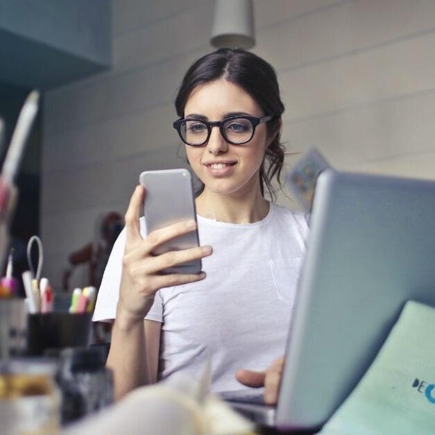 Kenapa Cewek Suka Banget Selfie? Mungkin Ini Alasannya!