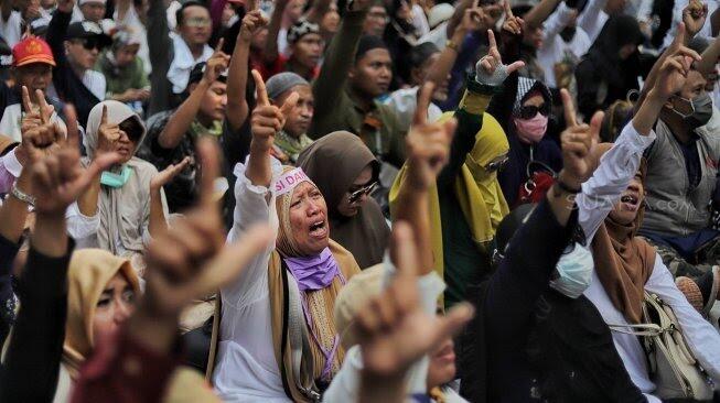 Sebelum Tinggalkan MK, Massa Aksi Emak-emak Menangis