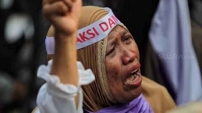 Sebelum Tinggalkan MK, Massa Aksi Emak-emak Menangis