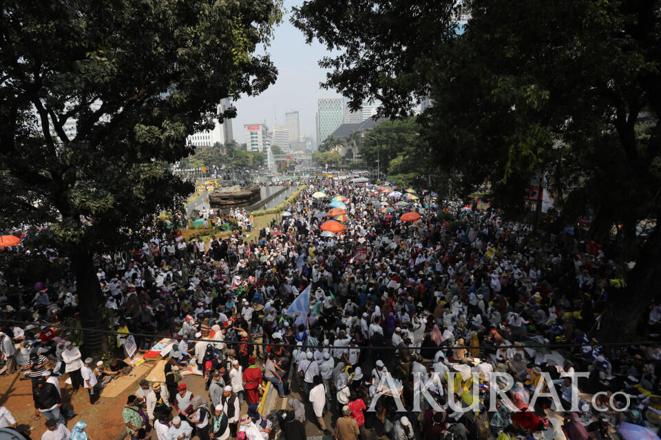 Lagu 2019 Ganti Presiden Menggema di Depan Gedung MK