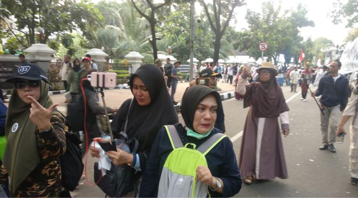 Isak Tangis Iringi Langkah Mundur Demonstran di Kawasan MK