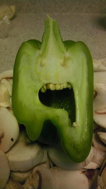 10 pareidolia dari sayur dan buah ini bikin kamu takut atau gemas?