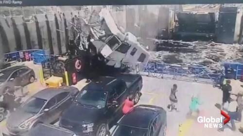 Detik-Detik Mobil Terbang lalu Mendarat di Kapal Feri, Pengemudi Tewas