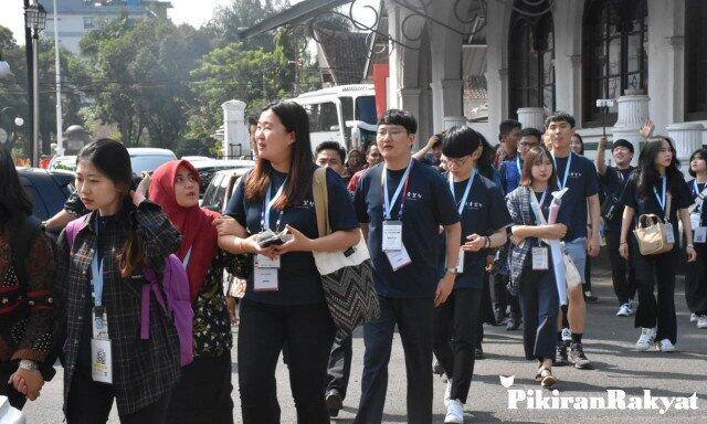20 Oppa/Eonni Korea Selatan Rasakan Hidup Jadi Masyarakat Sumedang