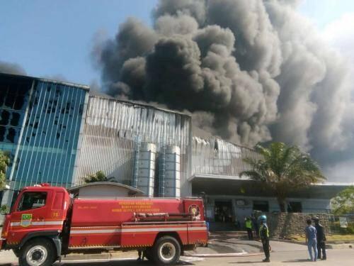 Pabrik Plastik PT Dynaplast Cikarang Terbakar