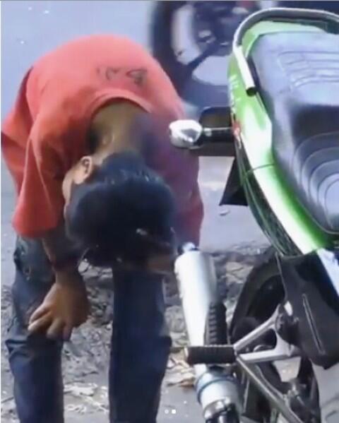 Viral Bocah Yang Menggunakan Asap Knalpot Motor Untuk Pengering Rambut