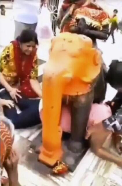 Viral Demi Konten Instagram, Perut Wanita Asal India Ini Sampai Terjepit di Patung