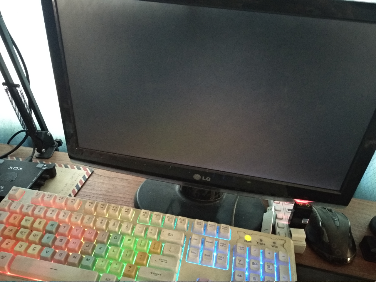 HELP, BIOS SCREEN + WINDOWS NOT SHOWING