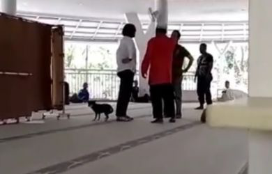 Wanita Bawa Anjing Ngamuk di Masjid Sentul, Dapat Kabar Suaminya Mau Ijab Kobul