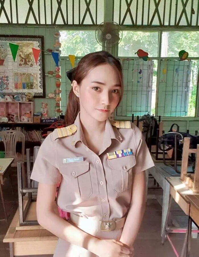 Guru Cantik Ini Rela Peluk Murid-muridnya Agar Semangat Belajar