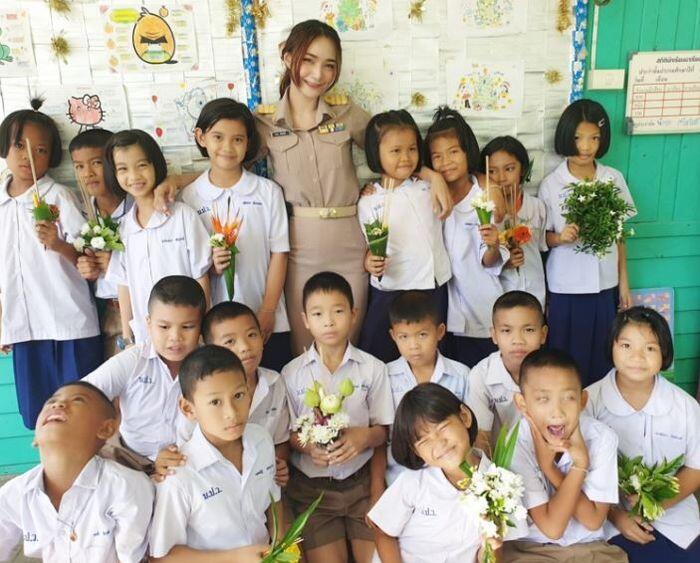 Guru Cantik Ini Rela Peluk Murid-muridnya Agar Semangat Belajar