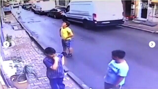 Aksi Heroik Seorang Pria Yang Berhasil Menangkap Balita Jatuh Dari Apartemen 