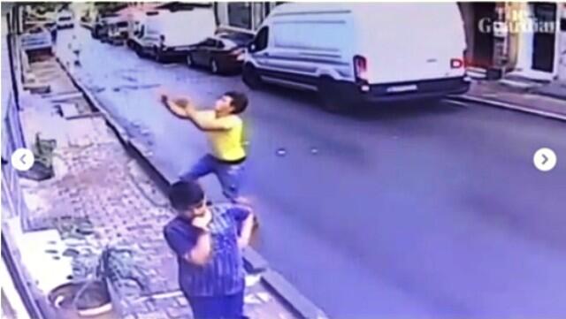Aksi Heroik Seorang Pria Yang Berhasil Menangkap Balita Jatuh Dari Apartemen 