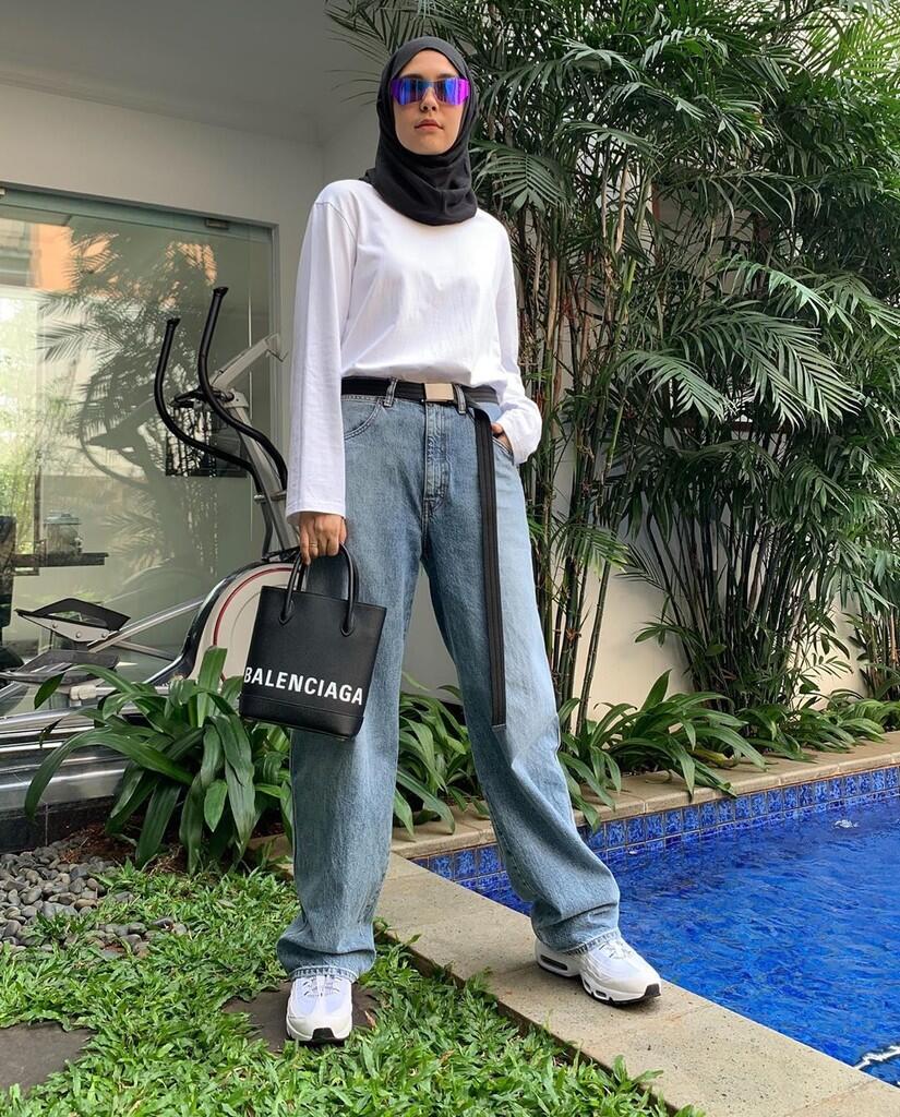 Mau Tampil Hypebeast Ala Hijaber? Ikutin Gaya 5 Cewek Keren Ini Aja Sist!