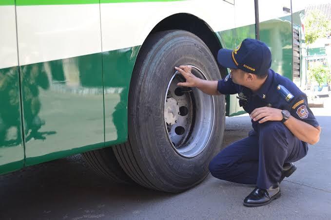 Yuk Kita Lihat Ban Yang Digunakan Oleh Bus !!