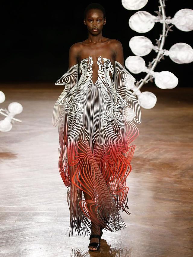 Bergerak Bak Kipas Angin, Paris Haute Couture Fall 2019 Hadirkan Gaun Tenaga Angin!