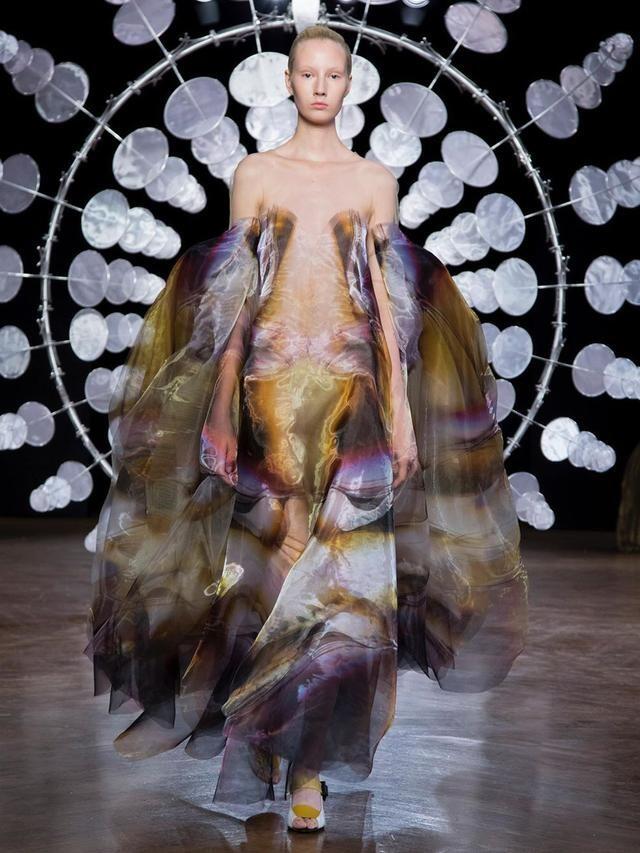 Bergerak Bak Kipas Angin, Paris Haute Couture Fall 2019 Hadirkan Gaun Tenaga Angin!