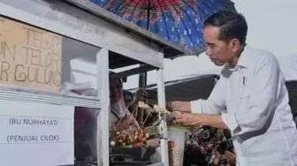 Jajan Cilok Pinggir Jalan Hingga Belanja ke Pasar, Bukti Jokowi Presiden Sederhana