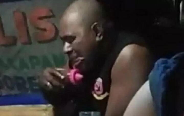 Mampir Ke Warung Bakso, Pria ini Nggak Pesen Makanan, Tapi Malah Makan Botol Kecap!