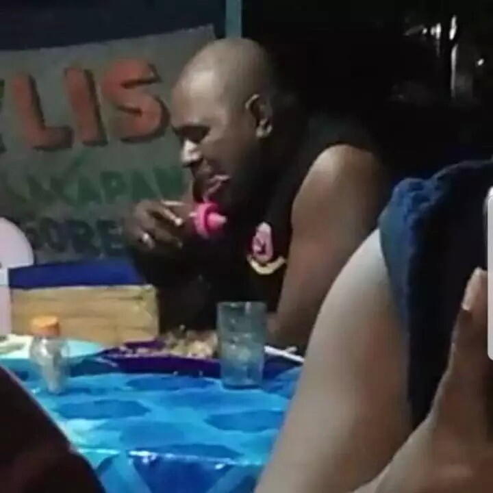 Mampir Ke Warung Bakso, Pria ini Nggak Pesen Makanan, Tapi Malah Makan Botol Kecap!