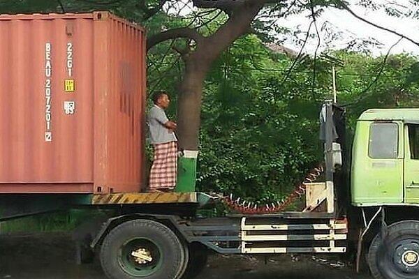 Pria Salat di Truk Kontainer Membuat Heboh Jagat Maya, Masuk Bosku !!!