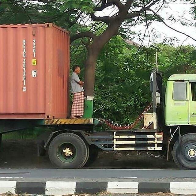 Pria Salat di Truk Kontainer Membuat Heboh Jagat Maya, Masuk Bosku !!!