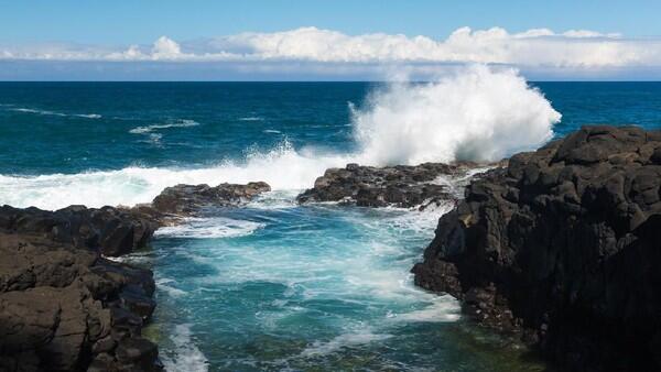 Astoge, Lagi Asyik Foto-foto, 2 Turis Berbikini Disapu Ombak di Hawaii