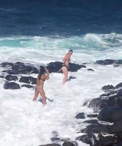 Astoge, Lagi Asyik Foto-foto, 2 Turis Berbikini Disapu Ombak di Hawaii