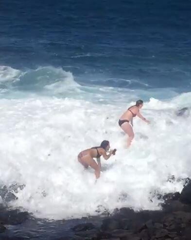 Astoge, Lagi Asyik Foto-foto, 2 Turis Berbikini Disapu Ombak di Hawaii