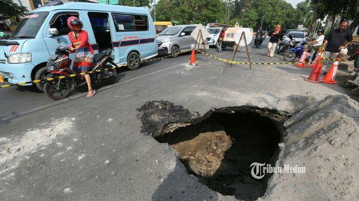 FOTO-FOTO Jalan Amblas Sedalam 4 Meter di Ruas Jalan Perintis Kemerdekaan Medan