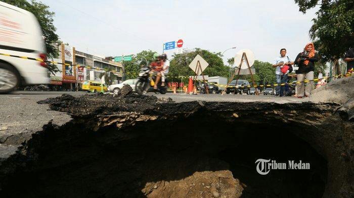 FOTO-FOTO Jalan Amblas Sedalam 4 Meter di Ruas Jalan Perintis Kemerdekaan Medan