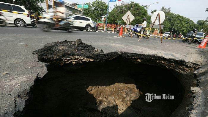 FOTO-FOTO Jalan Amblas Sedalam 4 Meter di Ruas Jalan Perintis Kemerdekaan Medan