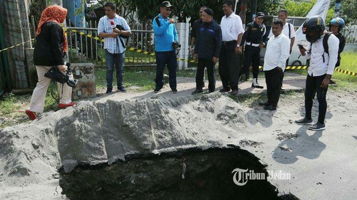 FOTO-FOTO Jalan Amblas Sedalam 4 Meter di Ruas Jalan Perintis Kemerdekaan Medan