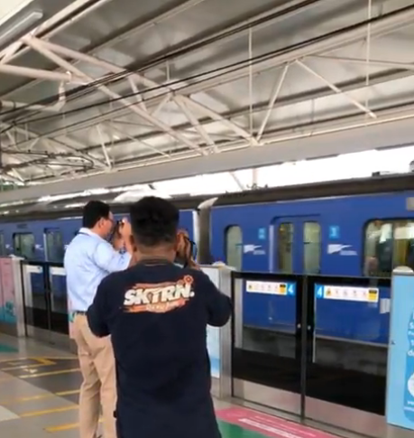 Bak Artis, Ahok Jadi Pusat Perhatian di Stasiun MRT
