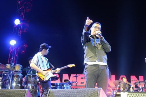 'Ritual' Manggung Maliq &amp; D'Essentials, Hipnotis Penonton Prambanan Jazz