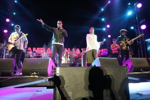 'Ritual' Manggung Maliq &amp; D'Essentials, Hipnotis Penonton Prambanan Jazz