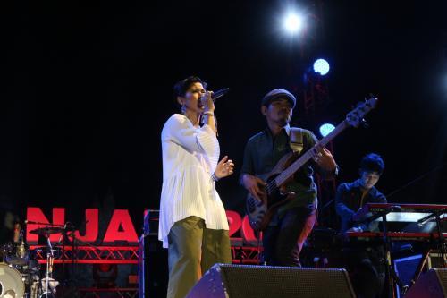 'Ritual' Manggung Maliq &amp; D'Essentials, Hipnotis Penonton Prambanan Jazz