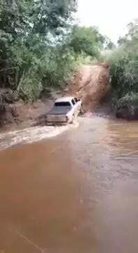 Disangka Hanyut, Ternyata Mobil Ini Memang Nekat Menyusuri Sungai