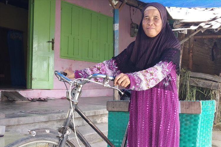 Kumpulkan Uang Rp 5.000 Selama 28 Tahun, Penjual Kerupuk Ini Naik Haji
