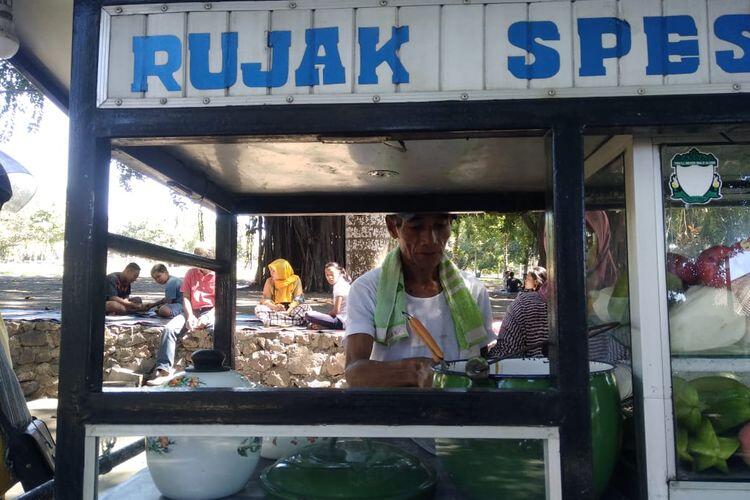 Kumpulkan Uang Rp 5.000 Selama 28 Tahun, Penjual Kerupuk Ini Naik Haji