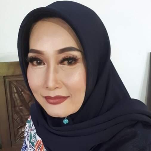 Cantiknya! Wanita 50 Tahun, Hampir Tak Mengenali Dirinya Setelah Di Makeover