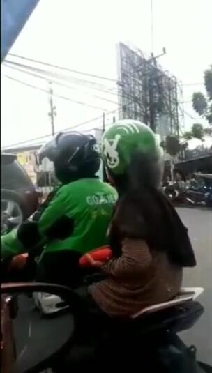 Uniknya Ketika Melihat Emak-emak Naik Ojol Malah Pakai Helm Terbalik (Bikin Ngakak) 