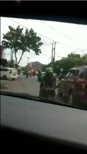Uniknya Ketika Melihat Emak-emak Naik Ojol Malah Pakai Helm Terbalik (Bikin Ngakak) 