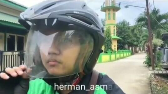 Uniknya Ketika Melihat Emak-emak Naik Ojol Malah Pakai Helm Terbalik (Bikin Ngakak) 