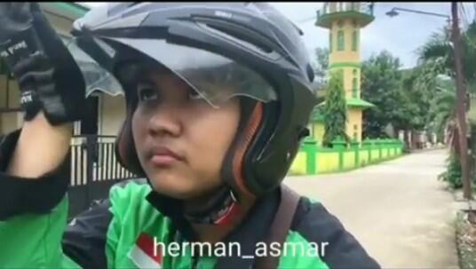 Uniknya Ketika Melihat Emak-emak Naik Ojol Malah Pakai Helm Terbalik (Bikin Ngakak) 