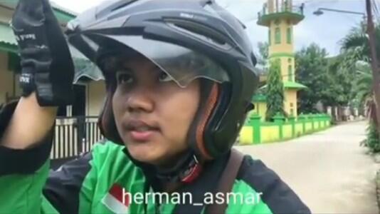 Uniknya Ketika Melihat Emak-emak Naik Ojol Malah Pakai Helm Terbalik (Bikin Ngakak) 