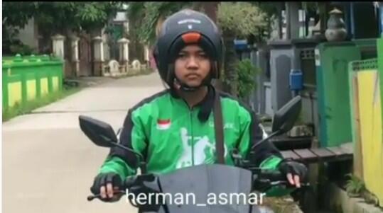 Uniknya Ketika Melihat Emak-emak Naik Ojol Malah Pakai Helm Terbalik (Bikin Ngakak) 